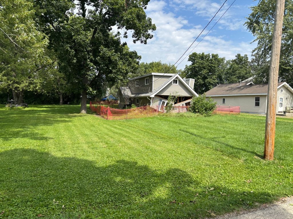 26426 W Grapevine Avenue, Antioch, IL 60002