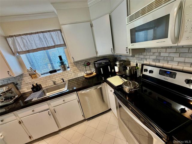 75 Greenway Close 1, Rye Brook, NY 10573