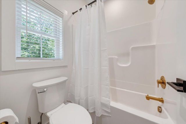 212 Driftwood CT, Moneta, VA 24121