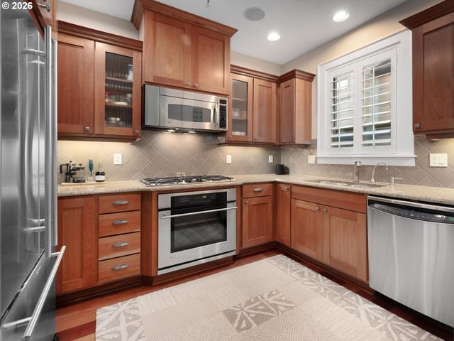 653 Sw FORESTA Ter, Portland, OR 97225