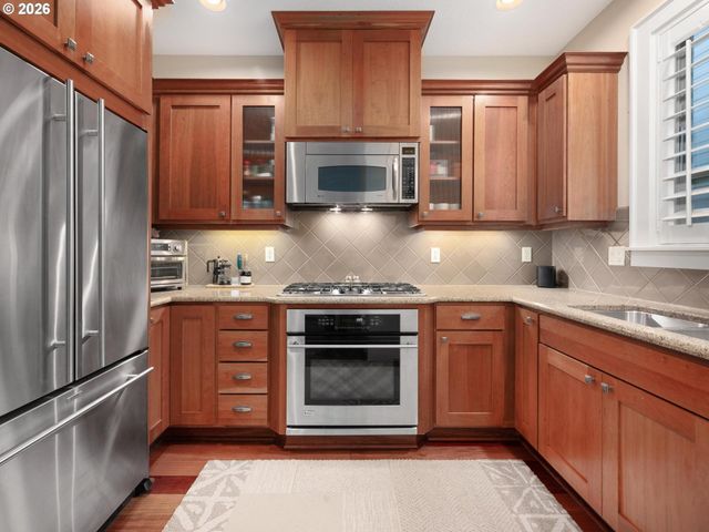 653 Sw FORESTA Ter, Portland, OR 97225