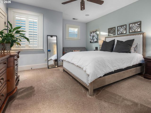 653 Sw FORESTA Ter, Portland, OR 97225