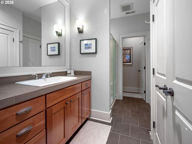 653 Sw FORESTA Ter, Portland, OR 97225