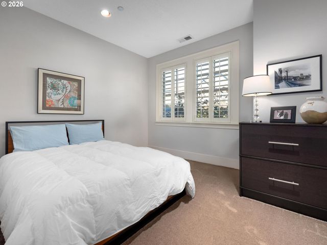 653 Sw FORESTA Ter, Portland, OR 97225