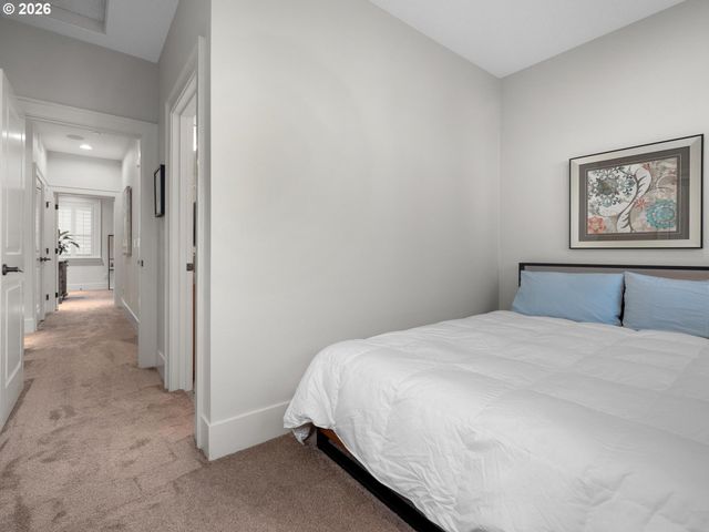 653 Sw FORESTA Ter, Portland, OR 97225