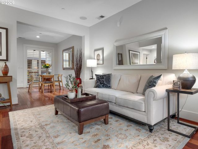 653 Sw FORESTA Ter, Portland, OR 97225