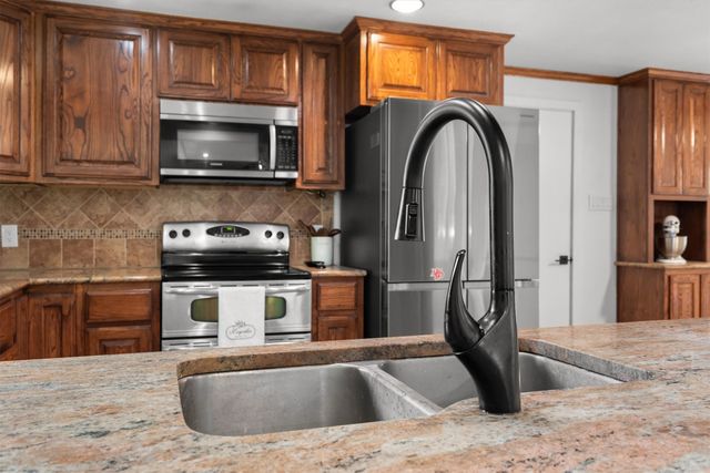 2 Whispering Circle, Hickory Creek, TX 75065