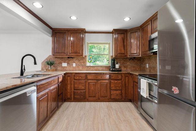 2 Whispering Circle, Hickory Creek, TX 75065