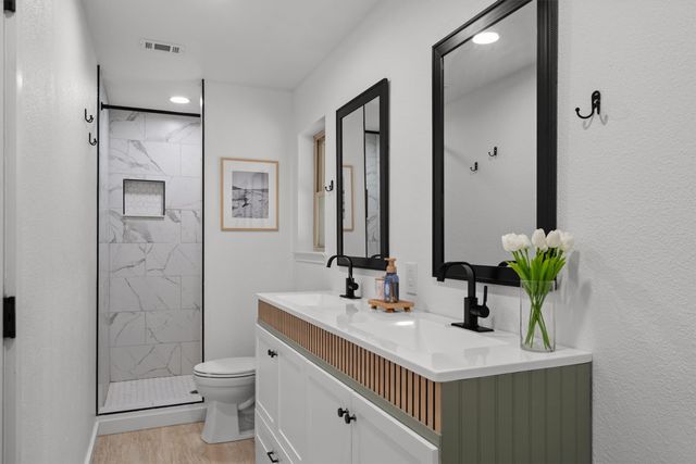 2 Whispering Circle, Hickory Creek, TX 75065