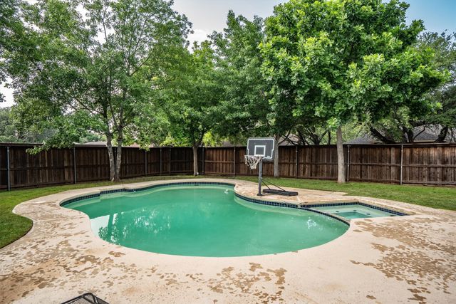 2 Whispering Circle, Hickory Creek, TX 75065