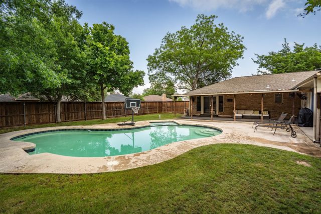 2 Whispering Circle, Hickory Creek, TX 75065
