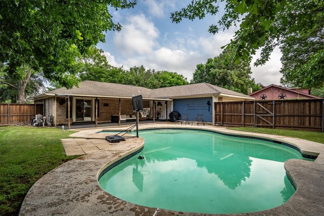 2 Whispering Circle, Hickory Creek, TX 75065