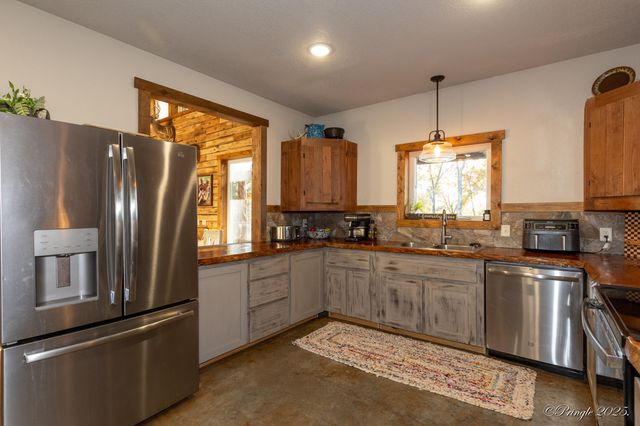 935 State Hwy H, Caulfield, MO 65626