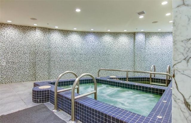 253 NE 2nd St 608, Miami, FL 33132