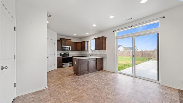 615 E 21st Ave, Kennewick, WA 99337