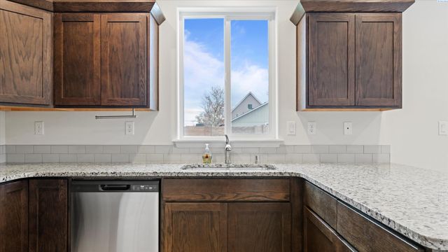 615 E 21st Ave, Kennewick, WA 99337