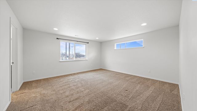 615 E 21st Ave, Kennewick, WA 99337