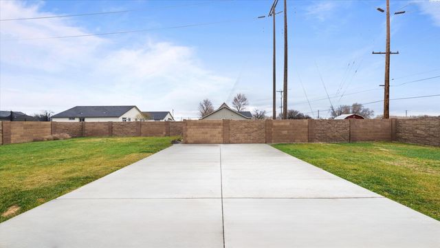 615 E 21st Ave, Kennewick, WA 99337