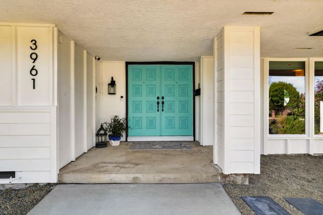 3961 American River Dr, Sacramento, CA 95864