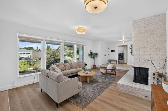3961 American River Dr, Sacramento, CA 95864