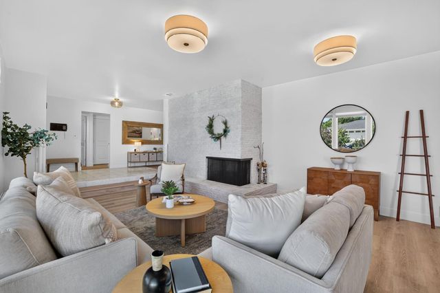 3961 American River Dr, Sacramento, CA 95864