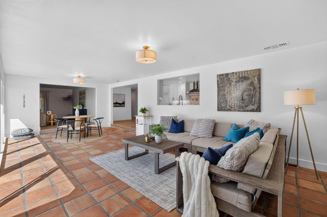 3961 American River Dr, Sacramento, CA 95864