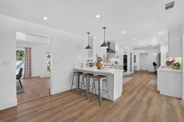 3961 American River Dr, Sacramento, CA 95864