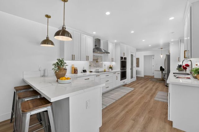 3961 American River Dr, Sacramento, CA 95864