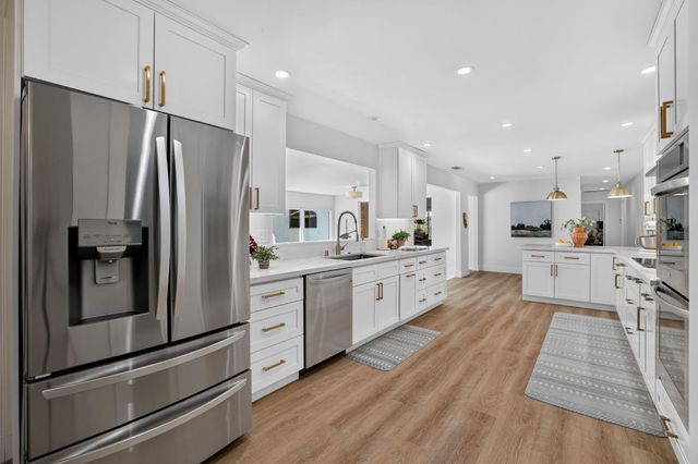 3961 American River Dr, Sacramento, CA 95864