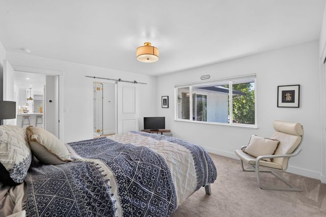 3961 American River Dr, Sacramento, CA 95864