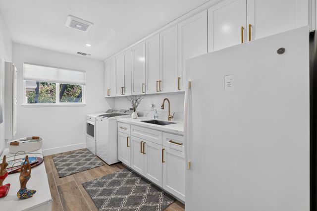 3961 American River Dr, Sacramento, CA 95864