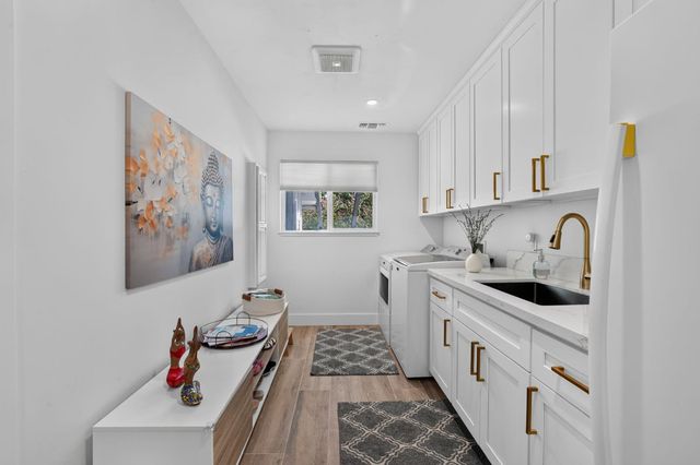 3961 American River Dr, Sacramento, CA 95864