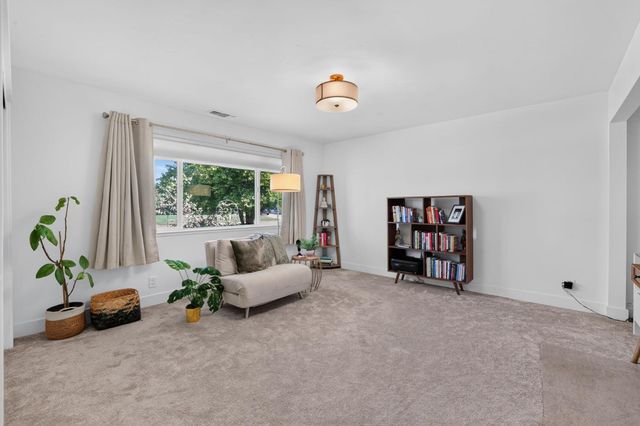 3961 American River Dr, Sacramento, CA 95864
