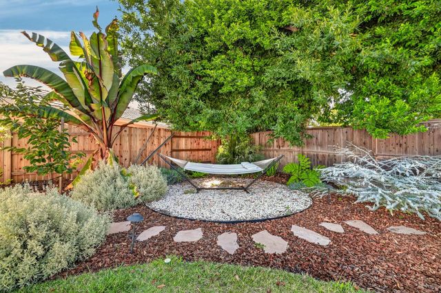 3961 American River Dr, Sacramento, CA 95864