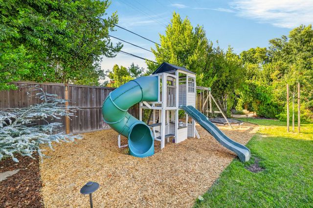 3961 American River Dr, Sacramento, CA 95864