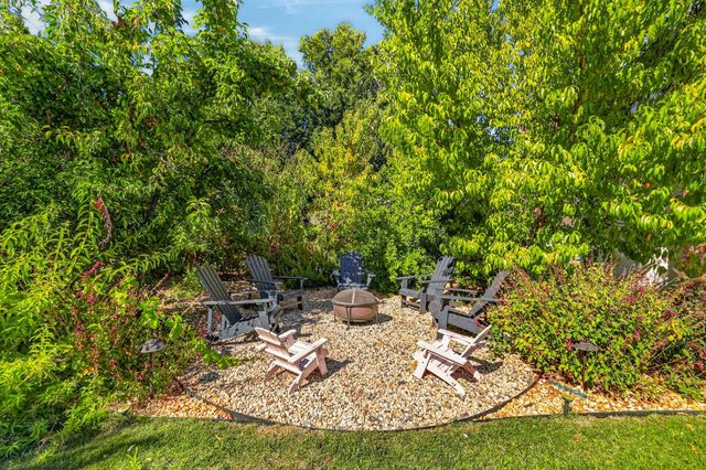 3961 American River Dr, Sacramento, CA 95864