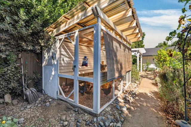 3961 American River Dr, Sacramento, CA 95864