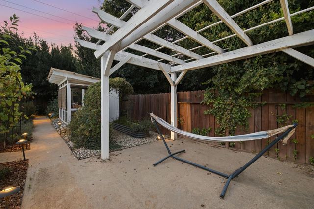 3961 American River Dr, Sacramento, CA 95864