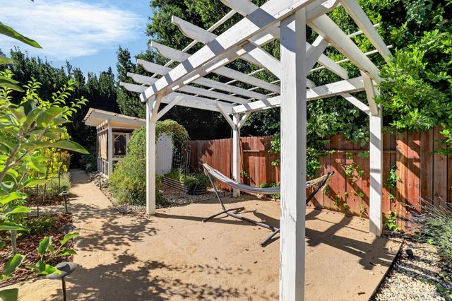 3961 American River Dr, Sacramento, CA 95864