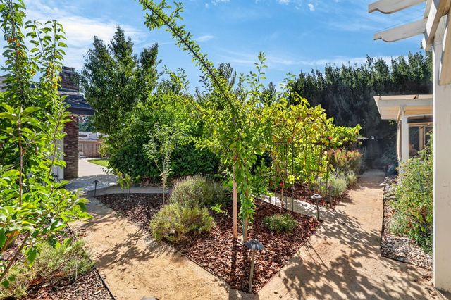 3961 American River Dr, Sacramento, CA 95864