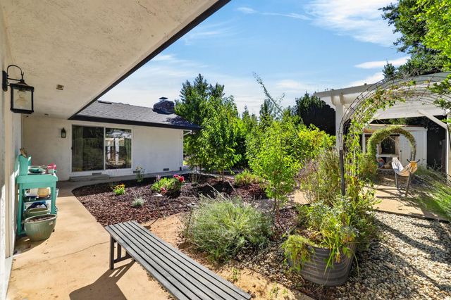 3961 American River Dr, Sacramento, CA 95864