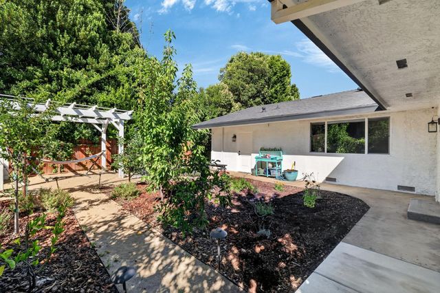 3961 American River Dr, Sacramento, CA 95864