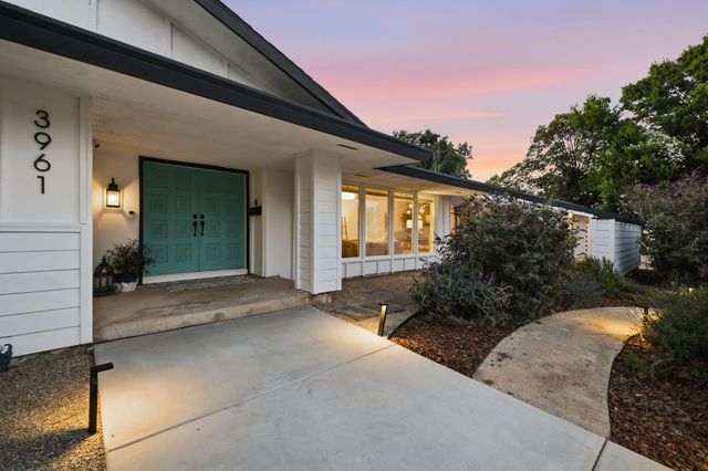 3961 American River Dr, Sacramento, CA 95864