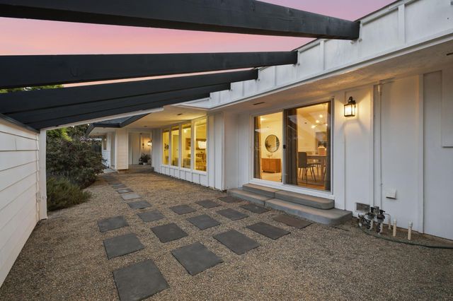 3961 American River Dr, Sacramento, CA 95864