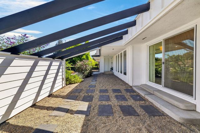 3961 American River Dr, Sacramento, CA 95864