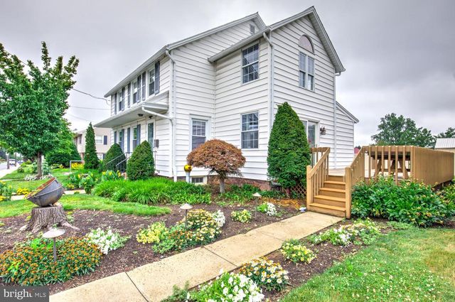 15 N CUSTER AVE, New Holland, PA 17557