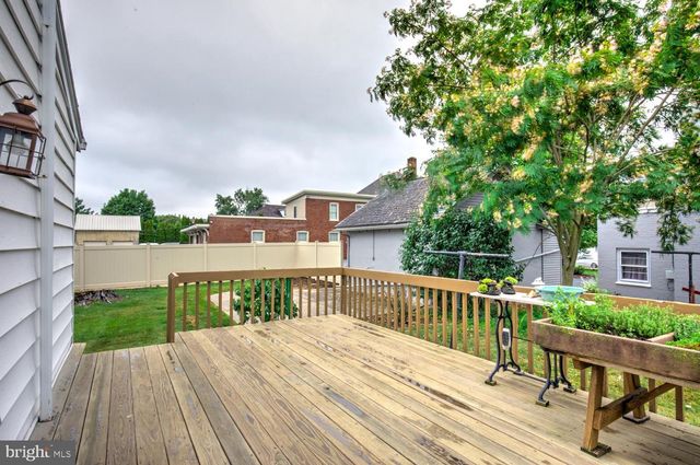 15 N CUSTER AVE, New Holland, PA 17557