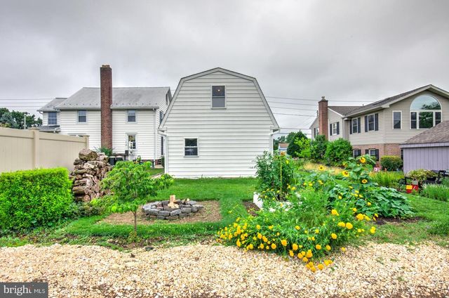 15 N CUSTER AVE, New Holland, PA 17557