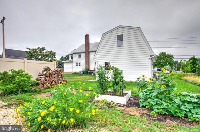 15 N CUSTER AVE, New Holland, PA 17557