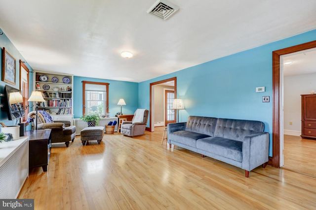 15 N CUSTER AVE, New Holland, PA 17557